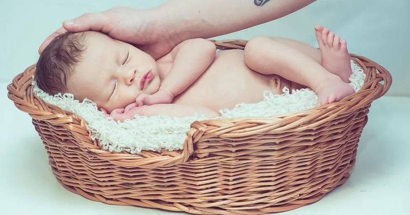 Poussette, porte-bébé ou marche autonome : le tableau des cas
