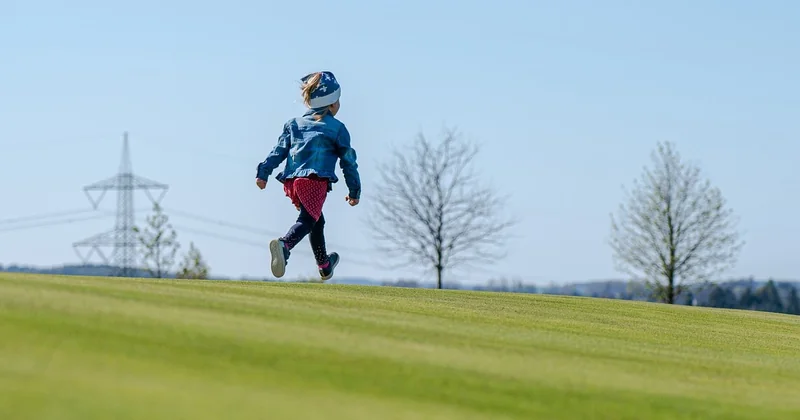 Les activités où l'enfant touche, grimpe et comprend